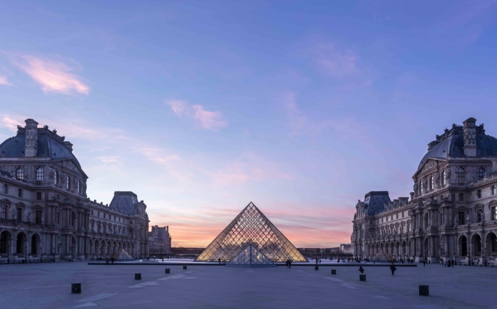 Soir Vue de la Pyramide du Louvre