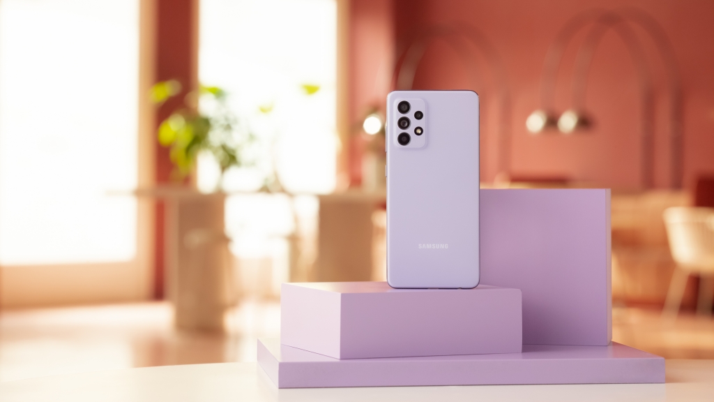 Galaxy a52_lifestyle_violet