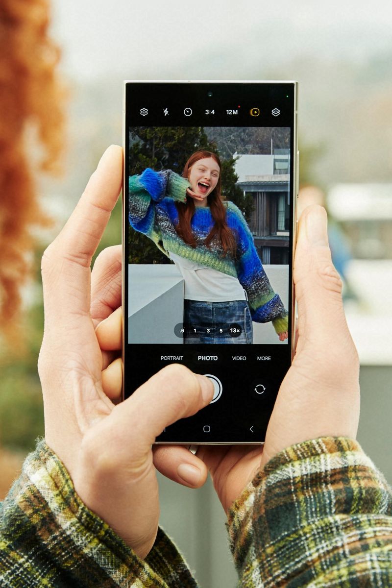 Samsung Galaxy S24 - Lifestyle-Image_AI-Zoom