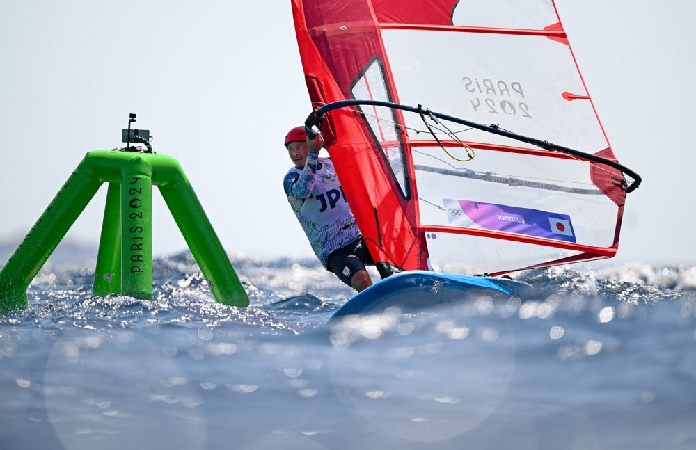 ▲ Pametni telefoni Galaxy S24 Ultra postavljeni na bovi na vodi dok se Makoto Tomizawa iz Japanskog tima natječe u muškoj klasi Windsurf iQFoil četvrtog dana Olimpijskih igara Pariz 2024. u marini Marseille 30. srpnja 2024. u Francuskoj. (Fotografija: Clive Mason/Getty Images)