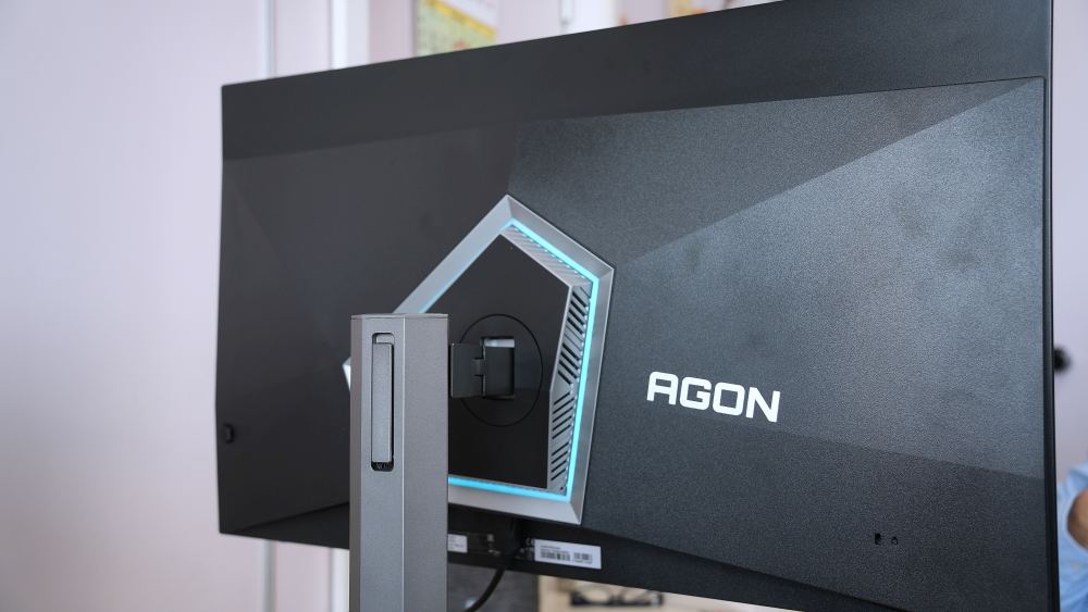 AOC AGON PRO AG326UD - pozadina RGB svjetla