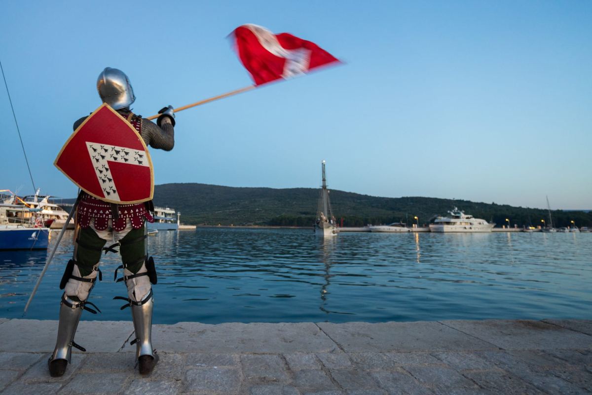Grad Cres i ovog će ljeta, od 27. do 29. lipnja 2025., biti domaćin jedinstvene open-air konvencije Isle of Wonders koja spaja svjetove mašte, umjetnosti, povijesti i zajedništva. Nakon što je prošlogodišnje izdanje oduševilo tisuće posjetitelja, novo poglavlje donosi još bogatiji program, spektakularne nastupe i međunarodne goste. Među njima je i glumac Jed Brophy (Gospodar prstenova, Hobbit) koji ispunjava obećanje o povratku – s novim iznenađenjima.