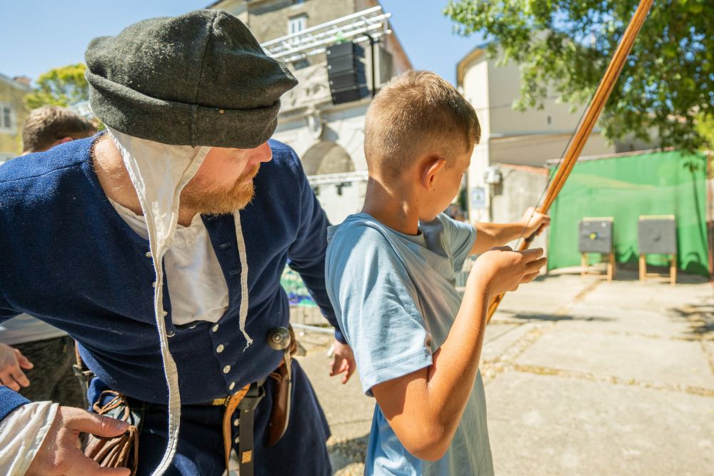 Grad Cres i ovog će ljeta, od 27. do 29. lipnja 2025., biti domaćin jedinstvene open-air konvencije Isle of Wonders koja spaja svjetove mašte, umjetnosti, povijesti i zajedništva. Nakon što je prošlogodišnje izdanje oduševilo tisuće posjetitelja, novo poglavlje donosi još bogatiji program, spektakularne nastupe i međunarodne goste. Među njima je i glumac Jed Brophy (Gospodar prstenova, Hobbit) koji ispunjava obećanje o povratku – s novim iznenađenjima.