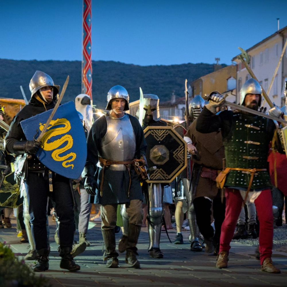 Grad Cres i ovog će ljeta, od 27. do 29. lipnja 2025., biti domaćin jedinstvene open-air konvencije Isle of Wonders koja spaja svjetove mašte, umjetnosti, povijesti i zajedništva. Nakon što je prošlogodišnje izdanje oduševilo tisuće posjetitelja, novo poglavlje donosi još bogatiji program, spektakularne nastupe i međunarodne goste. Među njima je i glumac Jed Brophy (Gospodar prstenova, Hobbit) koji ispunjava obećanje o povratku – s novim iznenađenjima.