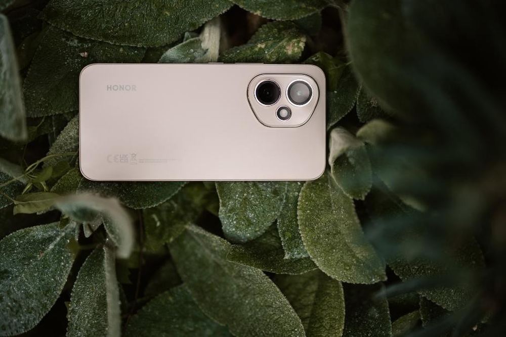 HONOR 400 - pametni telefon na zelenim listovima