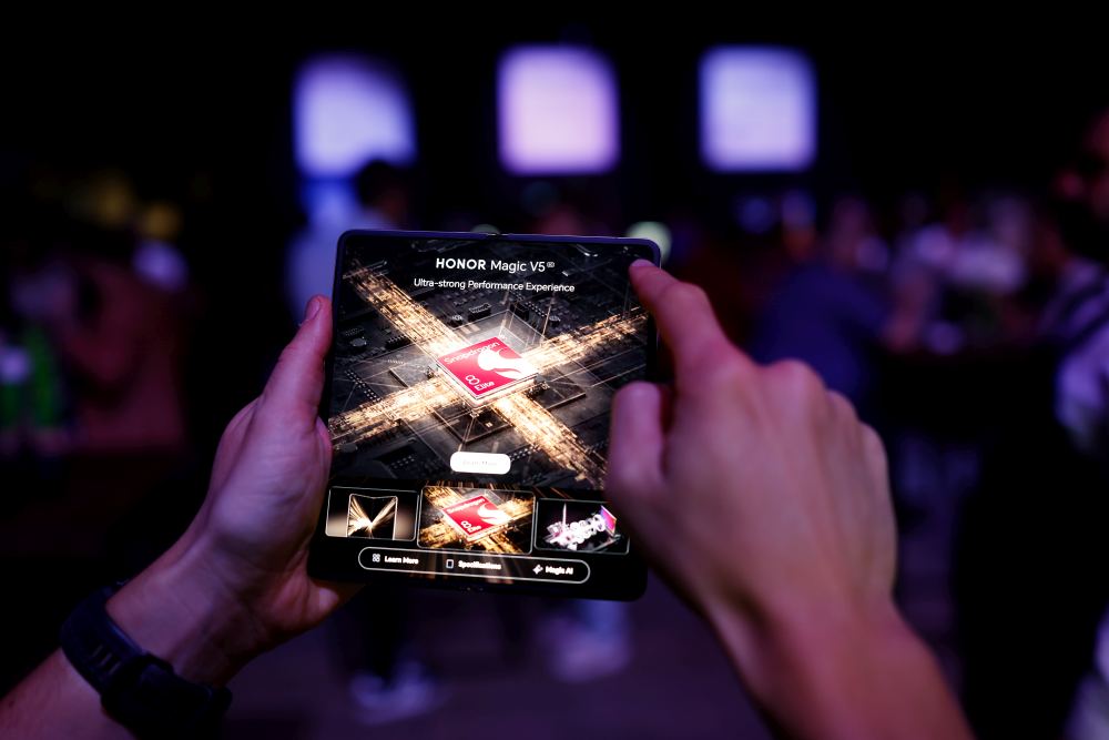HONOR Magic V5 - Qualcomm Snapdragon® 8 Elite Mobile Platform