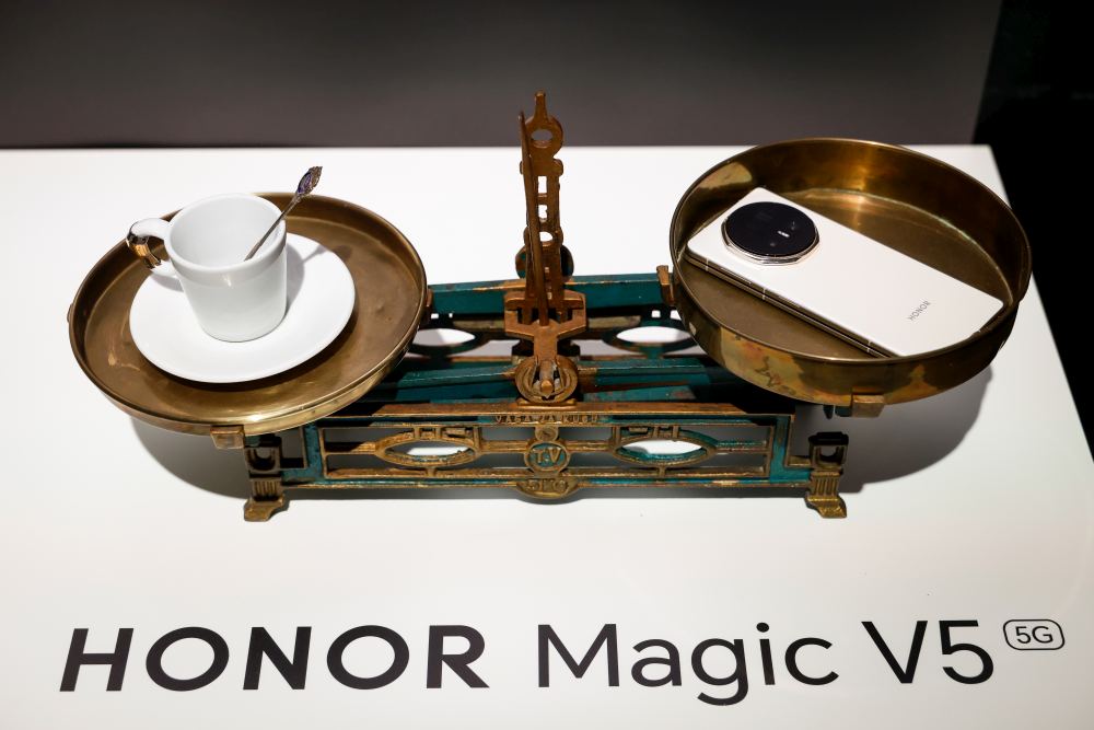 HONOR Magic V5 - vs prazna šalica kave sa žličicom -vaganje