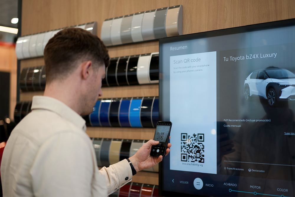 Samsung-Expands-Partnership-With-Toyota-To-Digitally-Transform-Dealerships-in-New-Markets_QMC-Signage