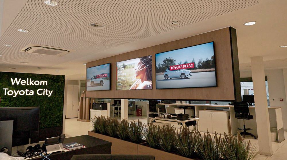 Samsung-Expands-Partnership-With-Toyota-To-Digitally-Transform-Dealerships-in-New-Markets_QMC-Signage
