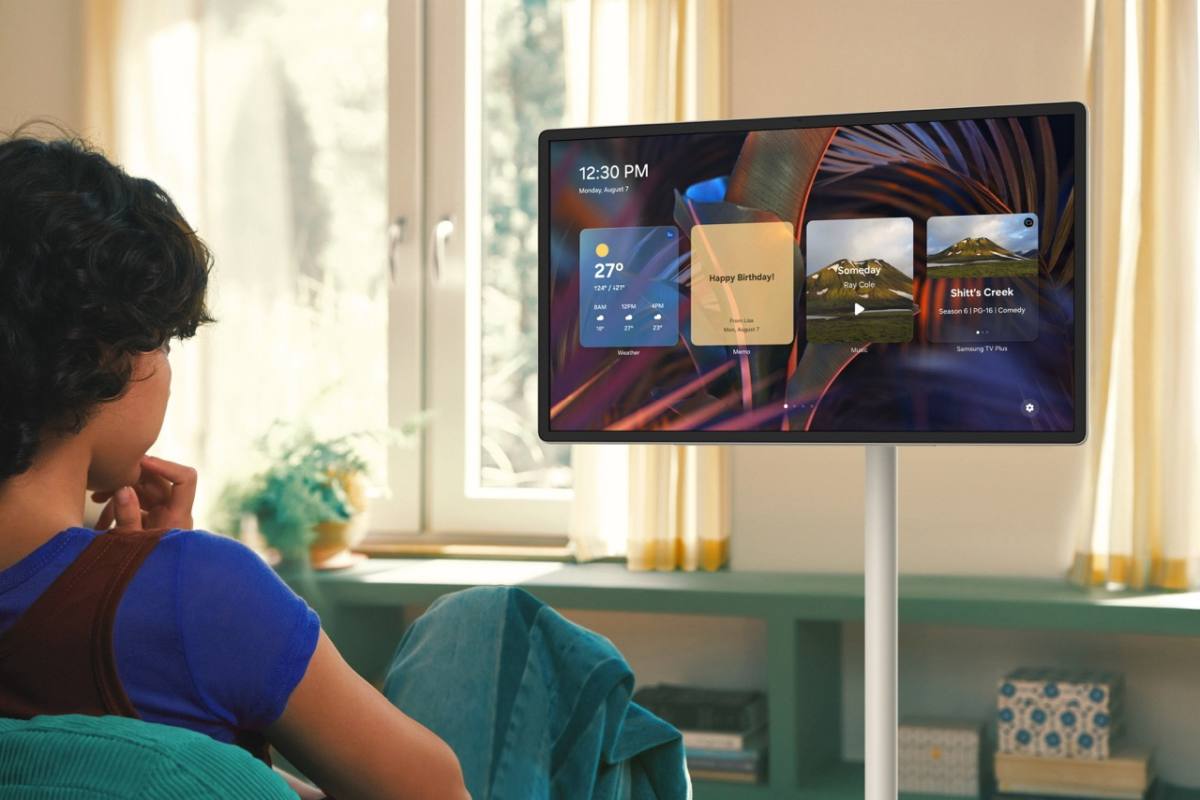 Samsung The Movingstyle - TV u sobi i žena u fotelji