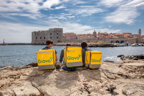 Ovo ljeto, Hrvati i njihovi gosti preko Glova najvi&scaron;e naručuju burgere, pizze i kebabe. Neki gradovi na obali zabilježili dvoznamenkasti rast narudžbi od početka turističke sezone